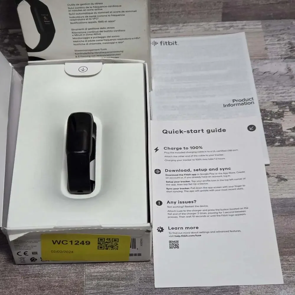 Fitbit Luxe-Fitness and Wellness-Tracker with Stress Management (Sleep Tracking)